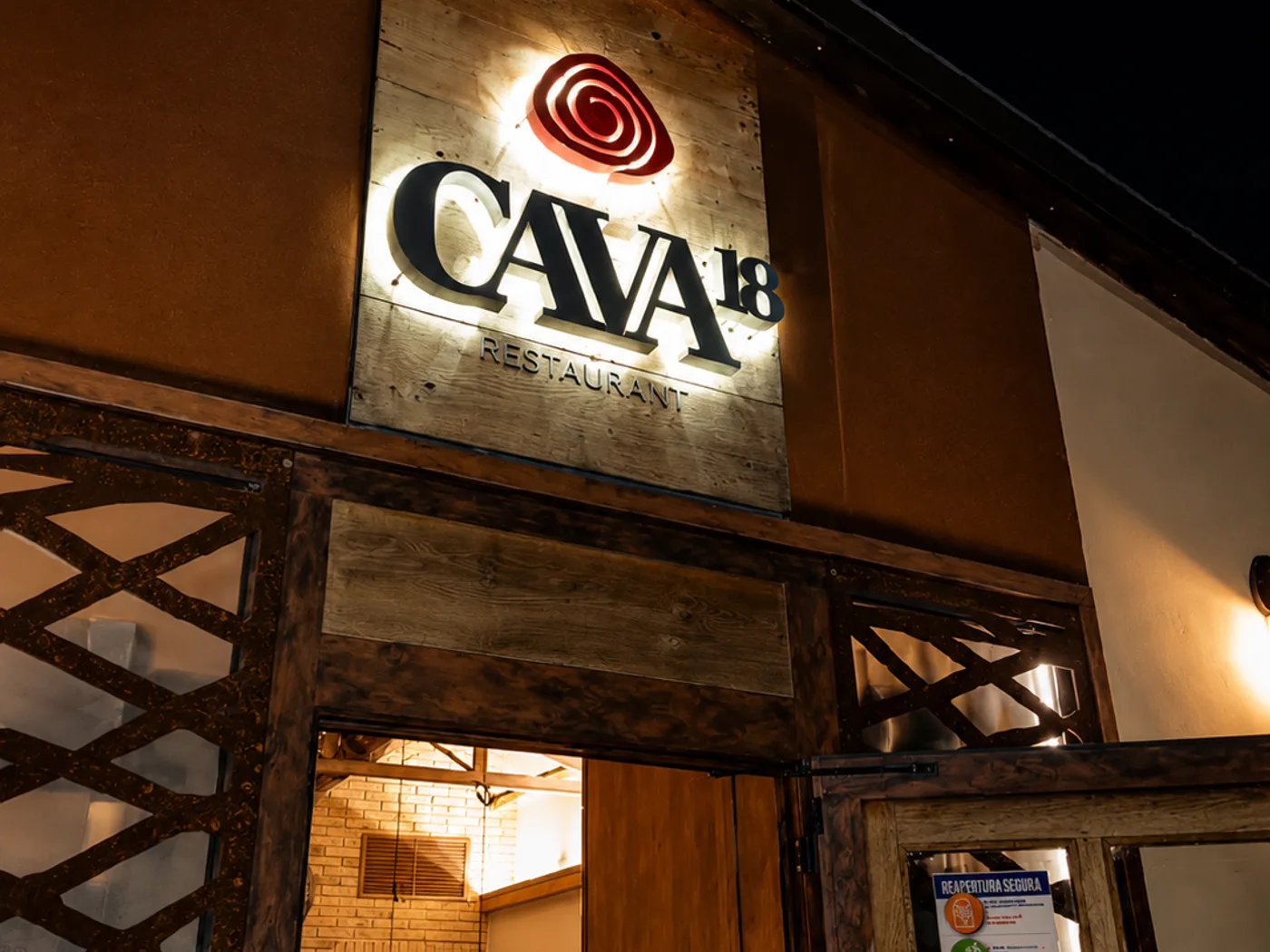 Il camino con braci vive nella sala di Cava 18, Rieti