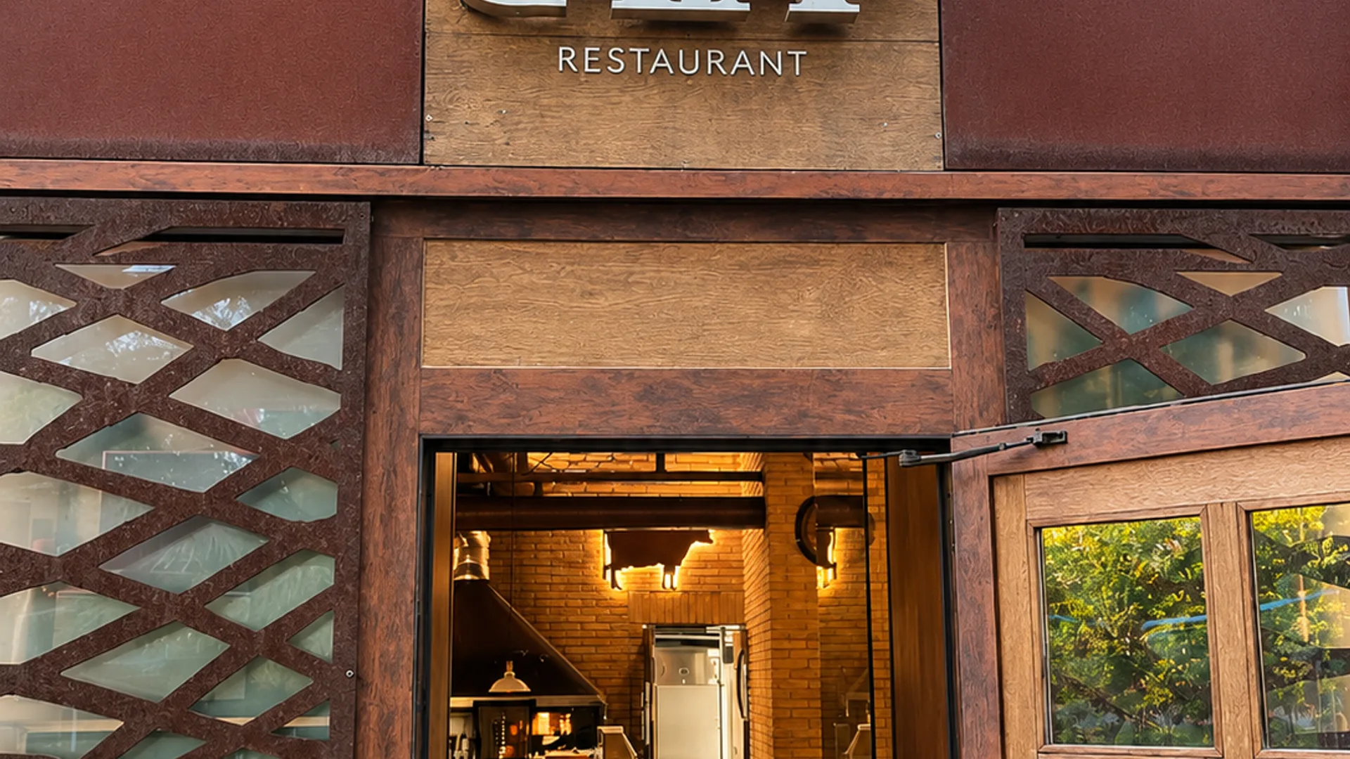 Cava 18 — la sala con il camino a braci vive, Via Cavatella, Rieti
